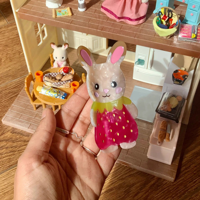 Strawbunny Hair Claw