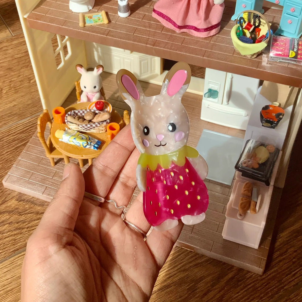 Strawbunny Hair Claw